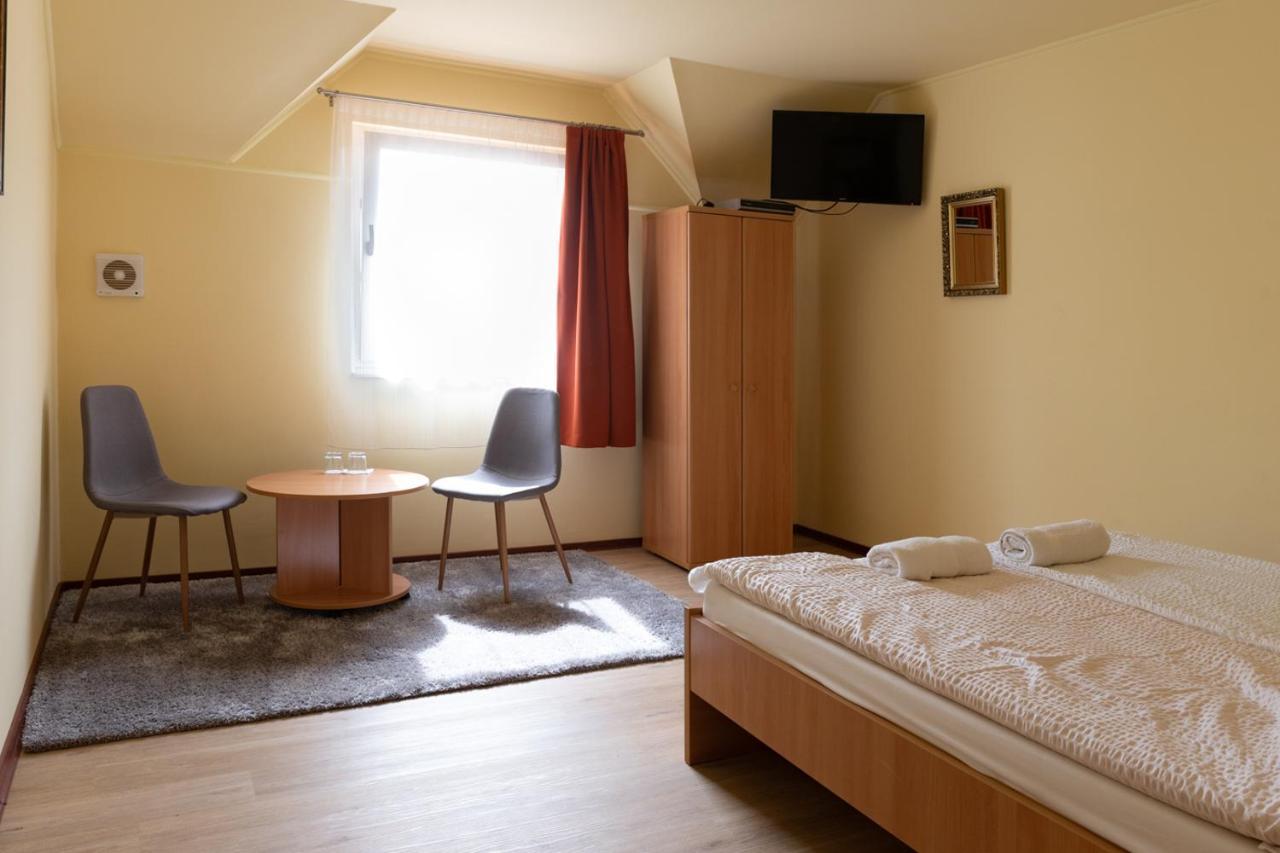 Kiraly Lovastanya Panzio Bed & Breakfast Janoshalma Eksteriør bilde